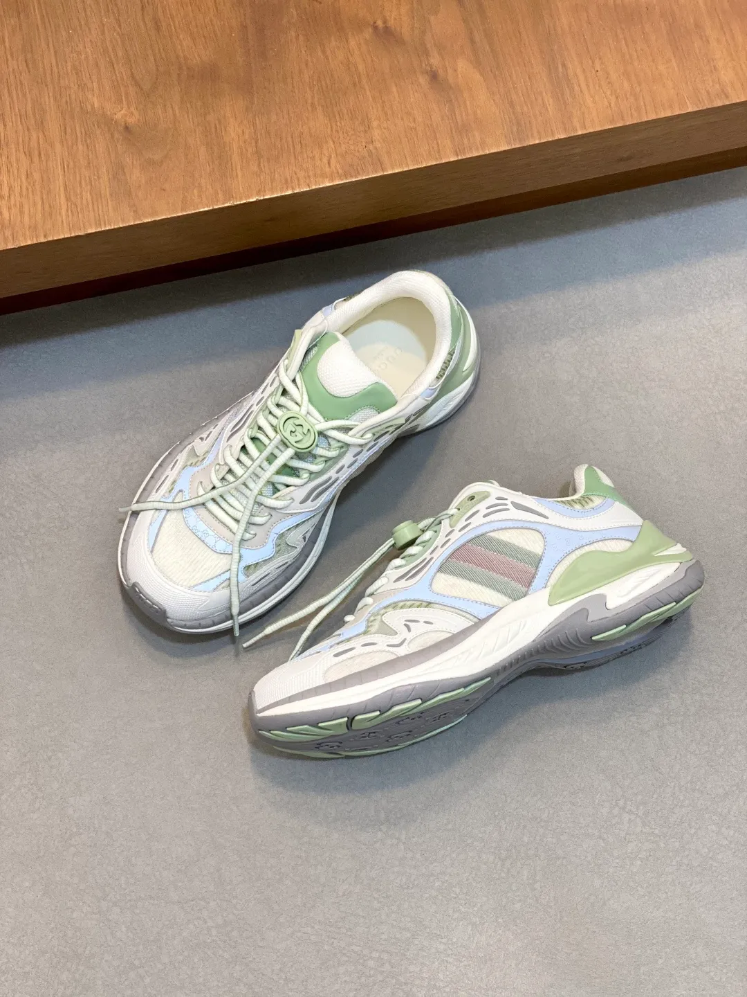 Men's Men's Shoes 💰900 Gucci Gucci 2.0 Sports Shoes Couple's Style Retro Casual Shoes Running Shoes Original Purchase, Development, Production Gucci 2.0 Sports Shoes reinterpret the brand's iconic striped webbing elements. This sneaker reinterprets the iconic details. It uses EVA thick soles and a smart silhouette to bring a stable and comfortable wearing experience. Exquisite packaging at the delivery counter. Fabric: original imported cowhide + technical fabrics. Lining: original imported breathable mesh. Sole: original molded ultra-light foam rubber. Bottom thickness: 4CM. Size: 39-44 (customized for 38, 45, 56)
